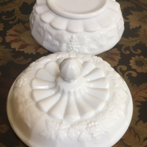 Vintage Westmoreland Grape Milk Large Glass Candy Dish With Lid Signed - Picture 10 of 16